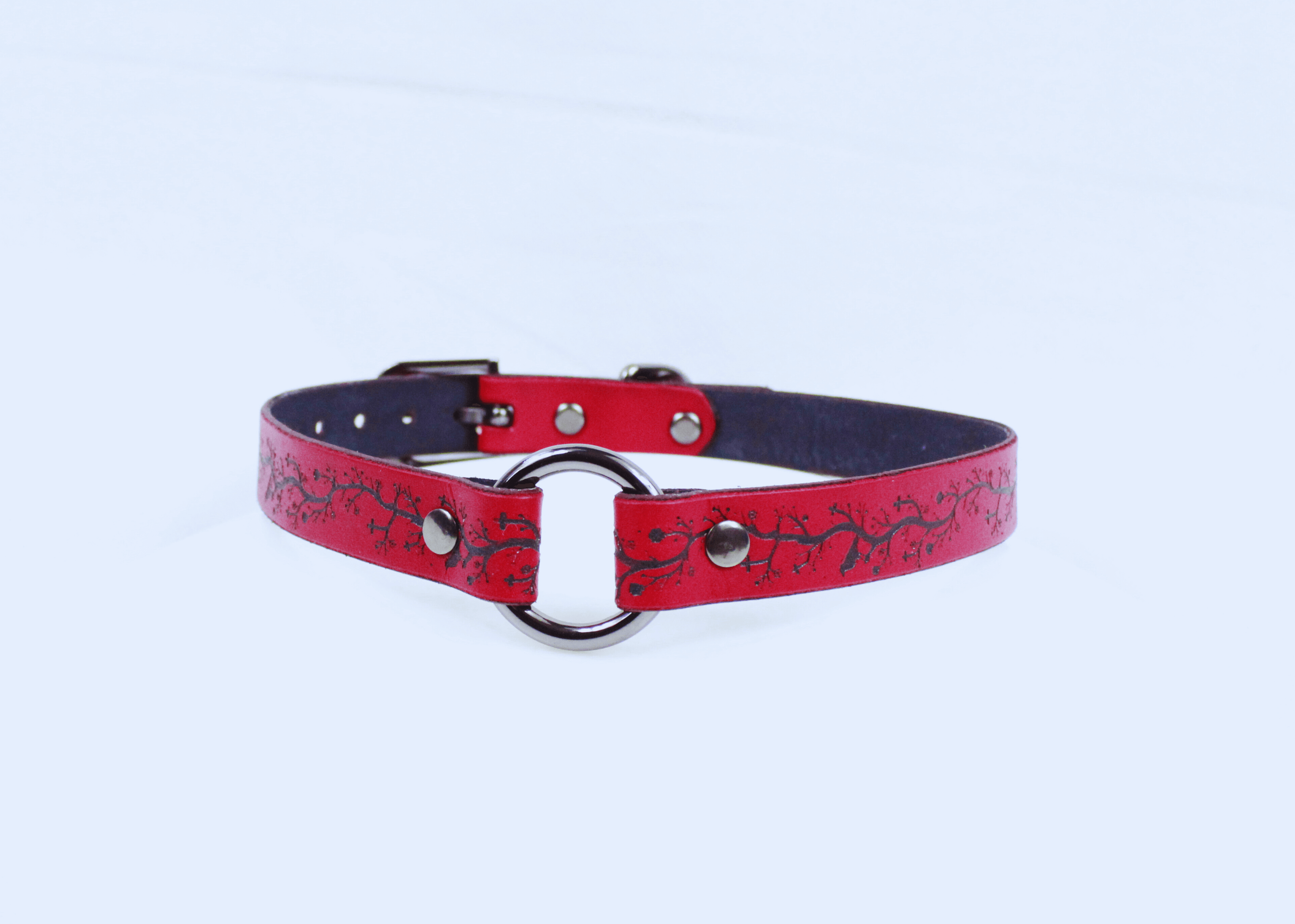 Gothic Submissive Collar – Leather BDSM Choker with Vine Cross Pattern