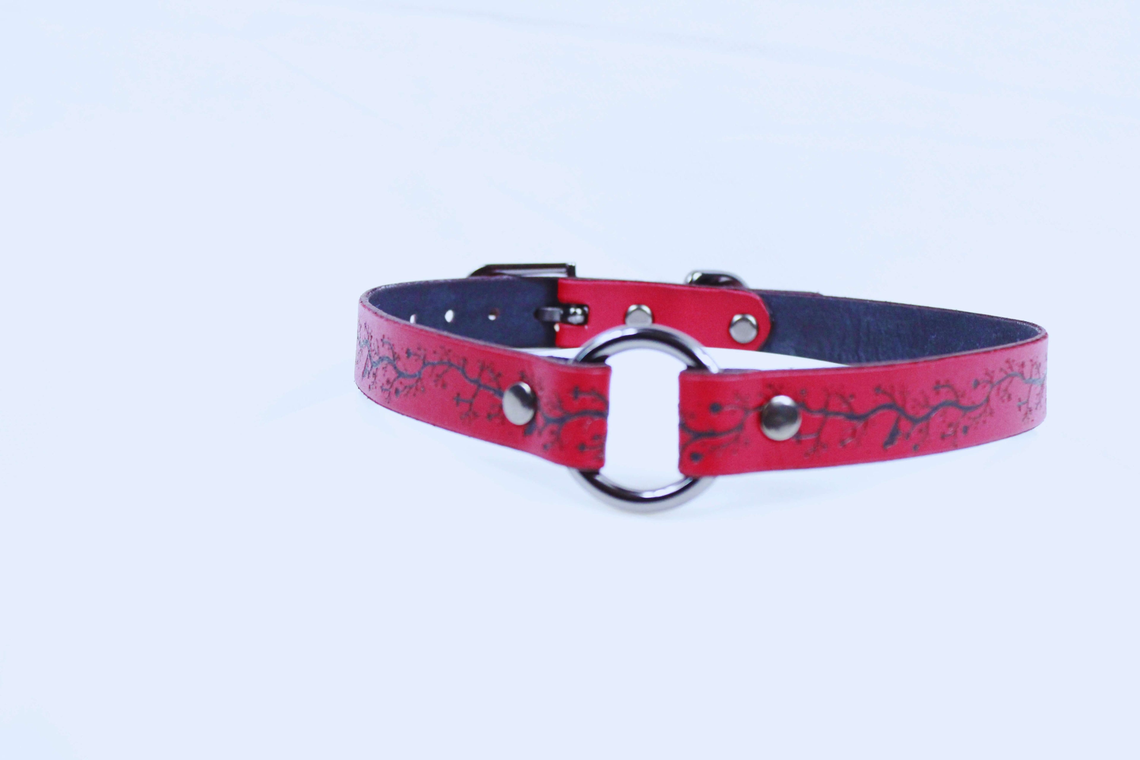 Gothic Submissive Collar – Leather BDSM Choker with Vine Cross Pattern